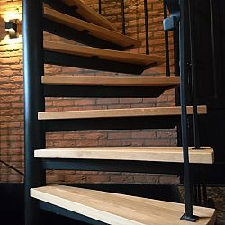 Spiltrap-met-nieuwe-houten-traptreden-1611295202.JPG